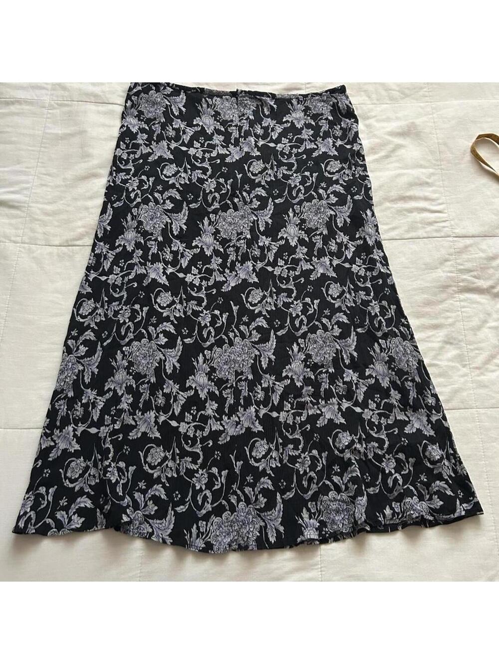 Black & purple floral textured silk midi skirt with zipper closure - Picture 5 of 7